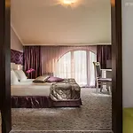 Отель Enira