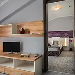 Отель Enira